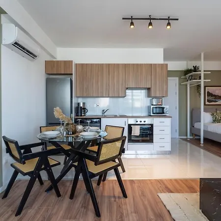 Luna - Homely W Balcony In דירה