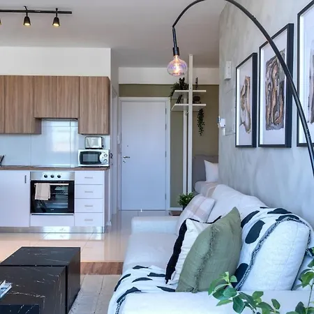 Luna - Homely W Balcony In 아파트