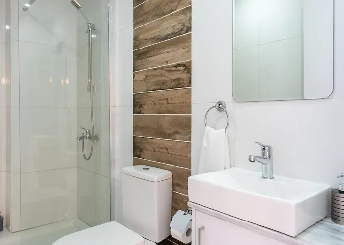 Luna - Homely W Balcony In דירה *