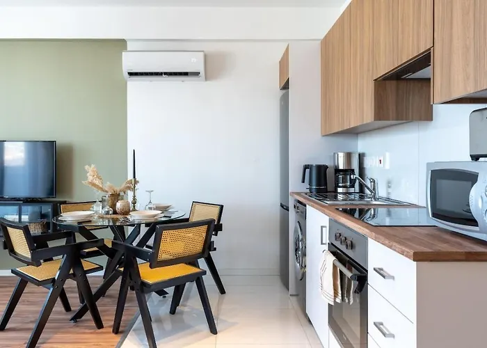 Luna - Homely W Balcony In דירה *