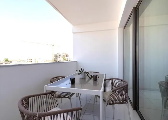 Luna - Homely W Balcony In דירה *