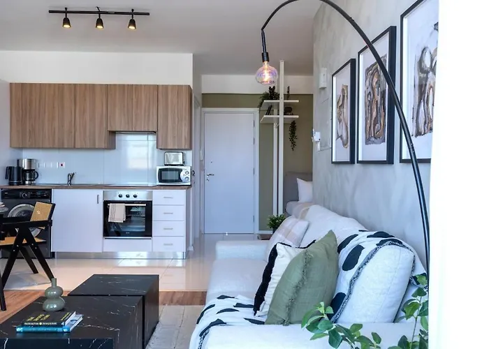 Luna - Homely W Balcony In דירה