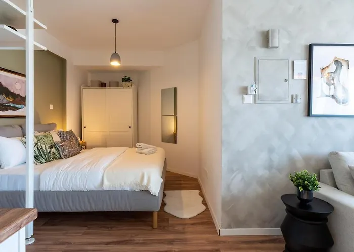 Luna - Homely W Balcony In Larnaca