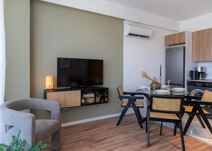 Lejlighed Luna - Homely W Balcony In